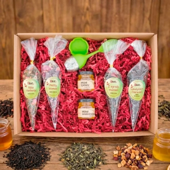 Zestaw-prezentowy-z-herbatami-i-miodem-AI-(001548).webp