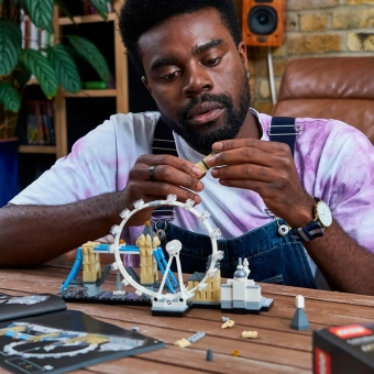 lego-21034-10.webp